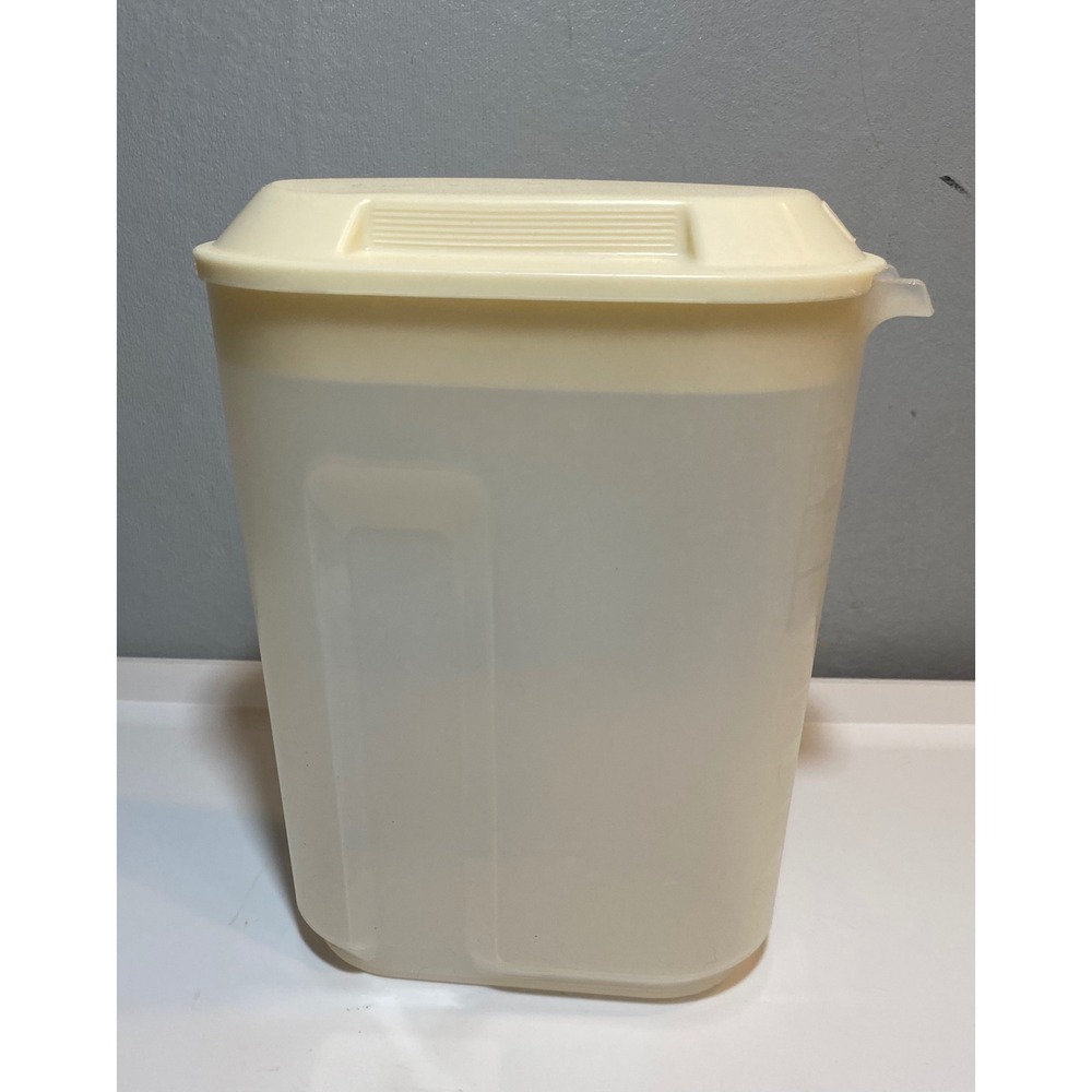 Rubbermaid‎ Servin Saver Pitcher 2.25 Qt 2.1 L Vintage Almond Lid 0940 1091